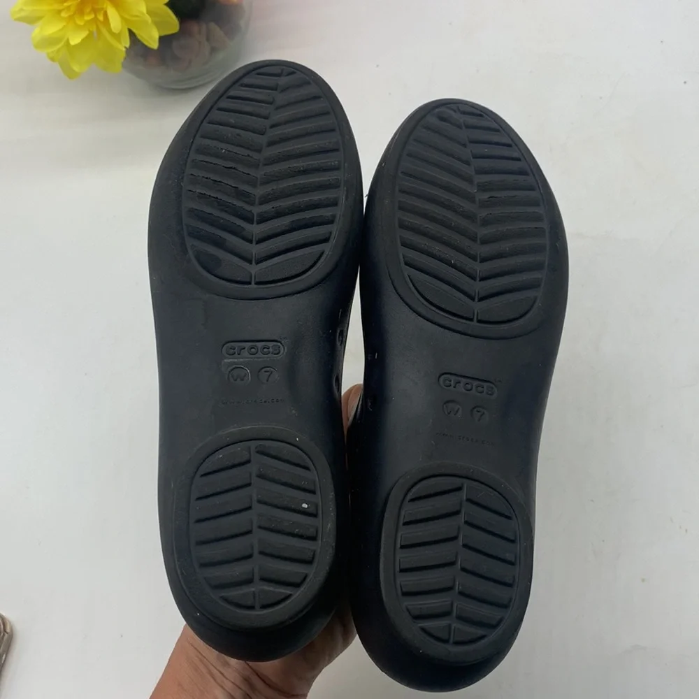 Crocs black pointy ballet flat size 7. CR3723C - Picture 6 of 7